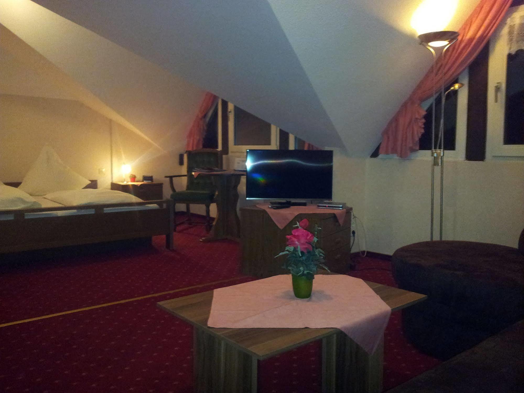 Hotel Zur Winzergenossenschaft Ernst Εξωτερικό φωτογραφία